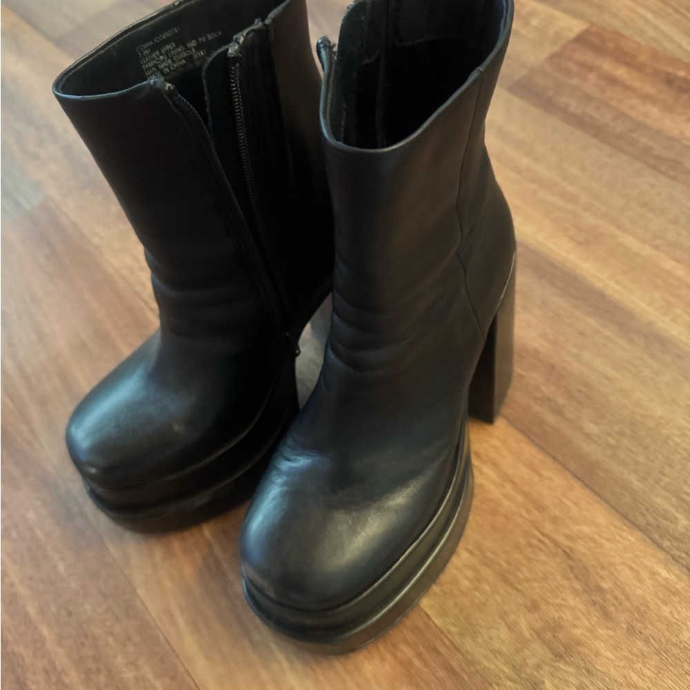 Steve Madden Black Cobra boots size 7.5